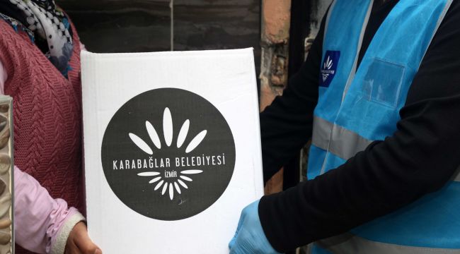 Karabağlar Belediyesi yüzlerce gıda kolisi dağıttı