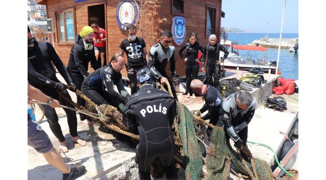 Karaburun'da hayalet ağlar temizlendi 