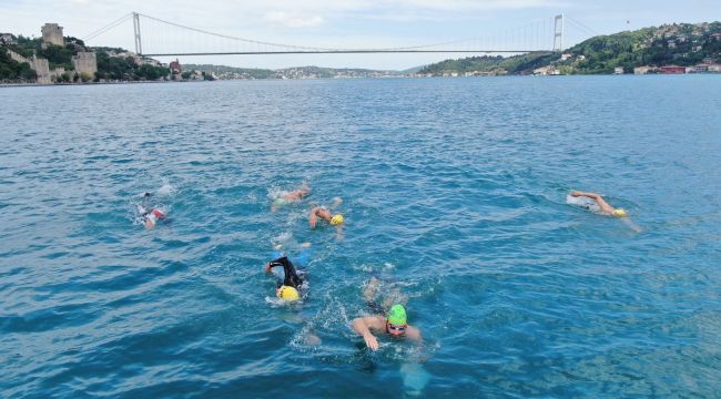 Kısıtlamada İstanbul Boğazı'nı yüzerek geçtiler