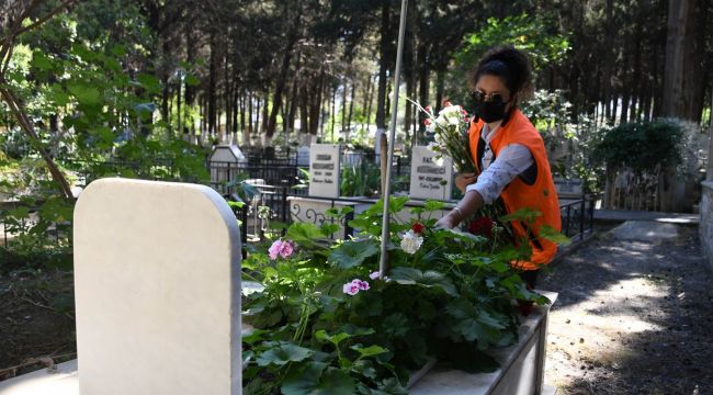 Kuşadası Belediyesi mezarlıkları çiçeklerle donattı