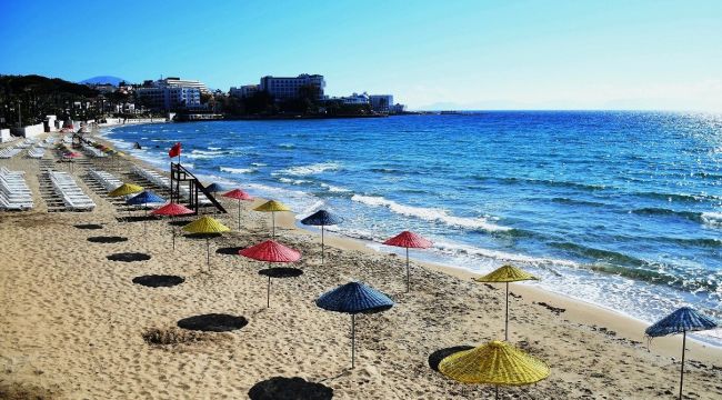 Kuşadası mavi bayraklı plajları ile misafirlerini bekliyor