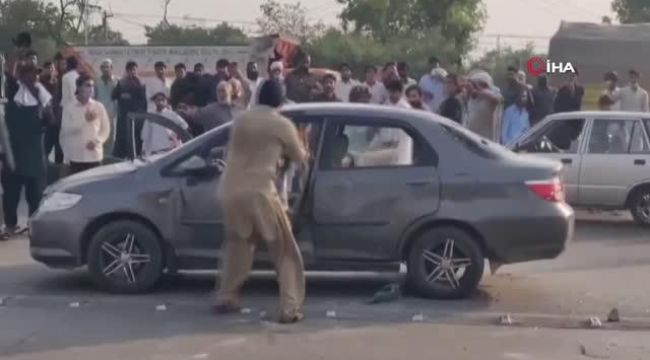 Pakistan'da öğrenci protestosuna polisten gazlı müdahale