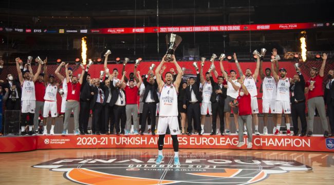 Şampiyon Anadolu Efes kupasını aldı