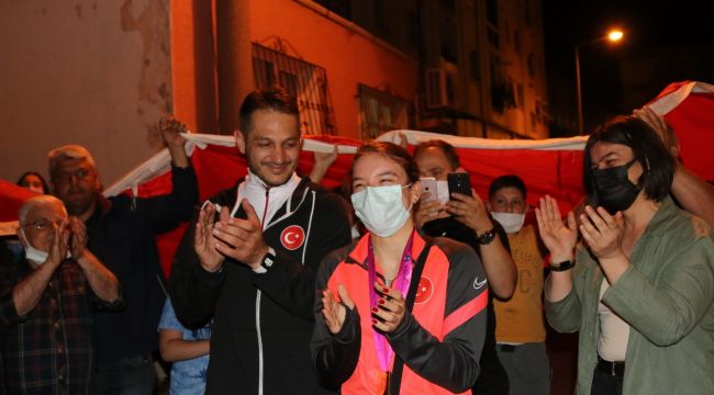 Ayşe Begüm Onbaşı'ya Akhisar'da coşkulu karşılama