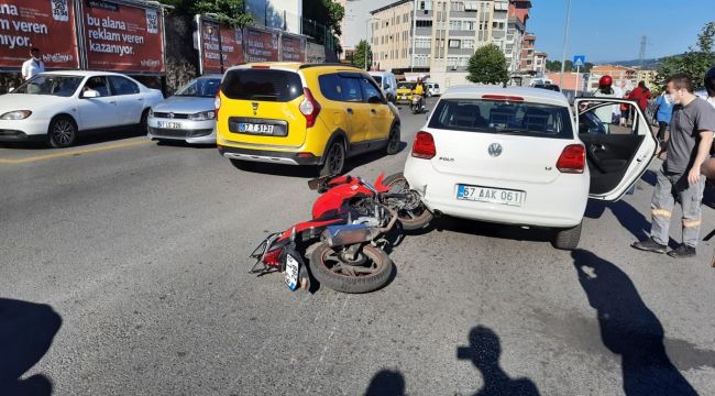 Ehliyetsiz motosiklet sürücüsü otomobile çarptı