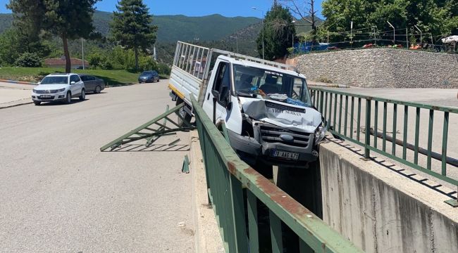 Freni boşalan kamyonet su kanalında asılı kaldı