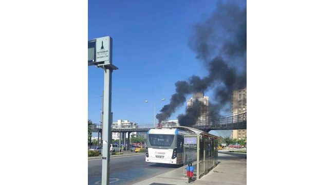 İzmir'de elektrikli otobüs alevlere teslim oldu