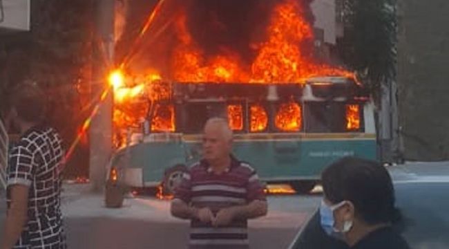 İzmir'de korku anları! Yolcu dolu minibüsler çarpıştıktan sonra alev aldı