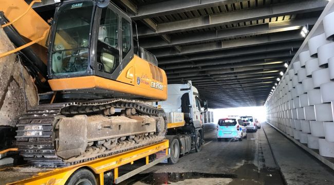 Konak'ta iş makinesi yüklü tır alt geçitte sıkıştı