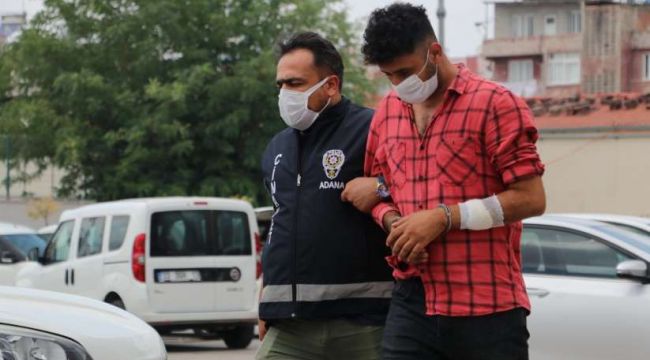 Kumarhaneyi basıp paraya el koyan polisin elini ısırdı