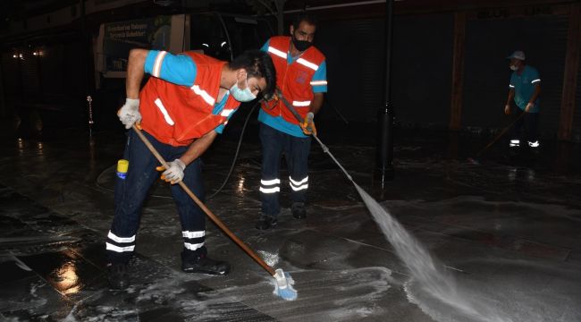 Kuşadası Belediyesi'nin hijyen savaşçılarından normalleşme mesaisi