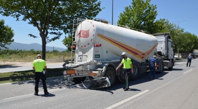 Panelvan, tıra arkadan çarptı: 2 yaralı