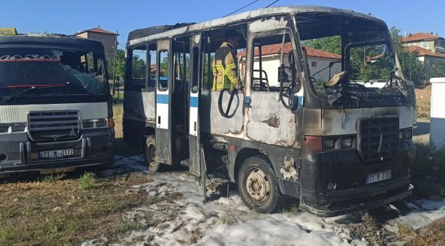 Park halindeki iki minibüs alev topuna döndü