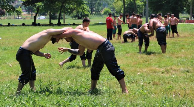 Pehlivanlar 35 derece sıcakta Kırkpınar'a hazırlanıyor