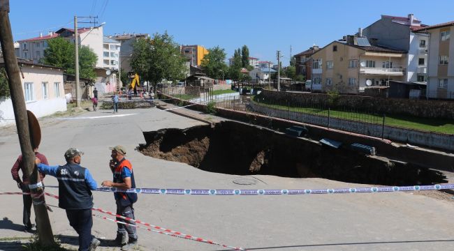 Yolda obruk oluştu! Mahalle tedirgin