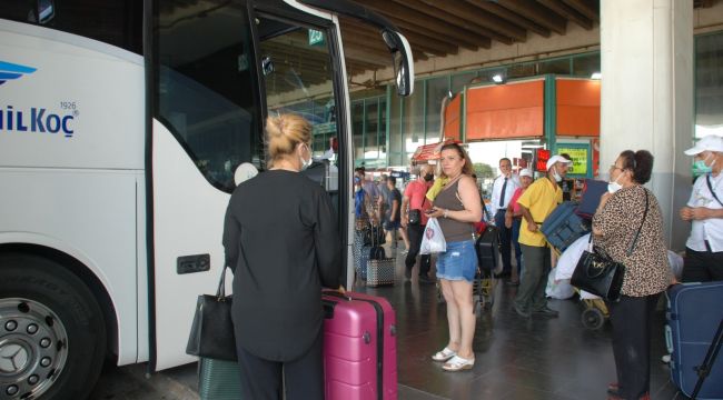 İzmir Otogarı'nda bayram izdihamı: Günde 50 bin yolcu