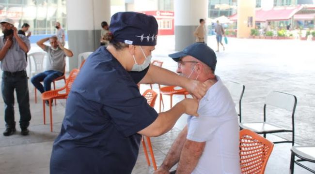 İzotaş İzmir Otogarı'ndaki aşı standı yoğun ilgi görüyor