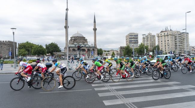 Kadın sporcular 107 kilometre pedal çevirdi