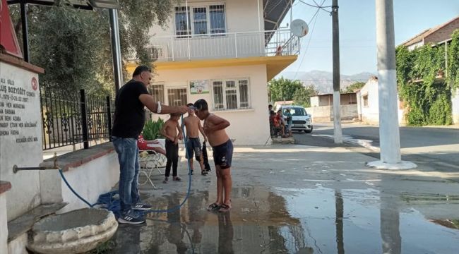 Muhtar, çocukları köy meydanında yıkadı