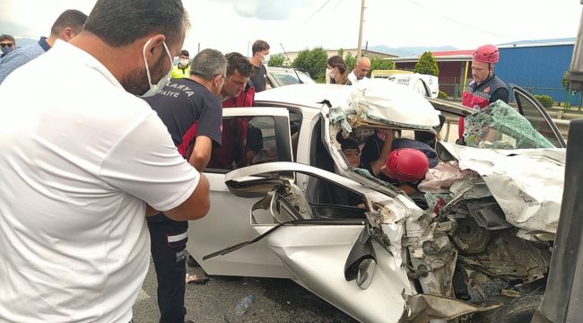 Otomobil tıra çarptı: 3'ü çocuk toplam 5 yaralı