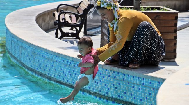 Sıcak havadan bunalan bebeğini böyle serinletti