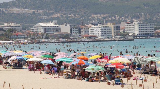 Ünlü tatil beldesi Çeşme tıklım tıklım