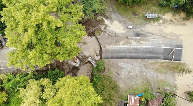 Çöken yola düşen iki araçtan 12 kişi kurtuldu