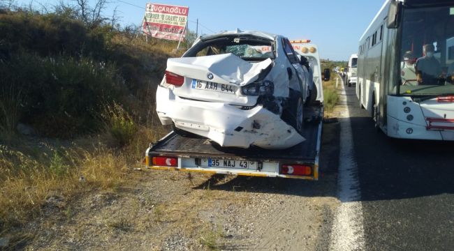 İzmir'de virajı alamayan otomobil kanala yuvarlandı