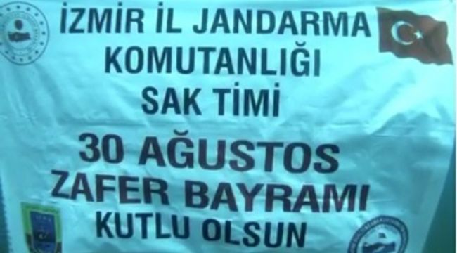 Jandarmadan su altında 30 Ağustos kutlaması