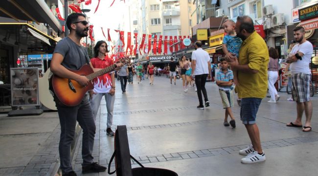 Sporcusunun masrafları için gitarını alıp sokağa koştu