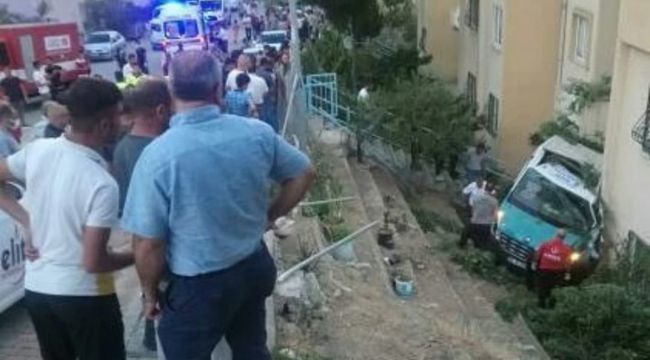 Düğüne giden minibüs apartman bahçesine düştü: 20 yaralı