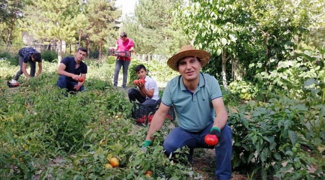 Eli öpülesi müdür! Hem okula hem öğrencilere imkan yaratıyor