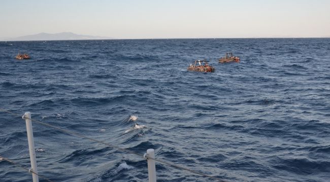 Foça açıklarında 74 düzensiz göçmen kurtarıldı