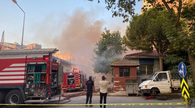 İzmir'de korkunç olay: Çatı çöktü, itfaiye eri alevlerin içine düştü