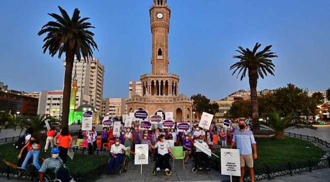 Tarihi Saat Kulesi bu kez mora büründü