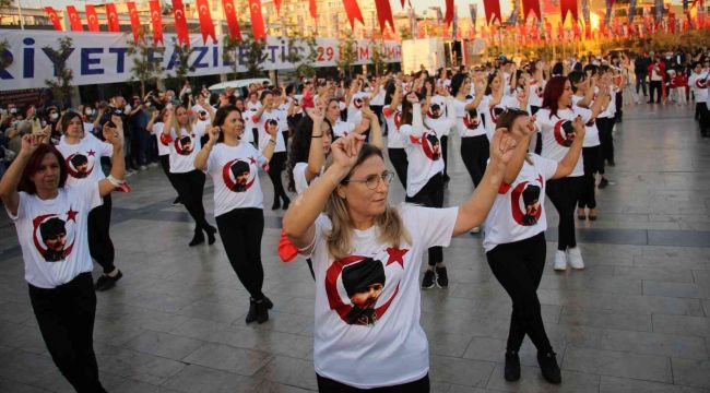 98 kadın, Cumhuriyeti zeybek oynayarak kutladı