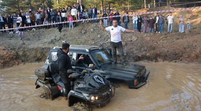 Başkan Yavaş'ın çamura saplanan aracı kurtarıldı