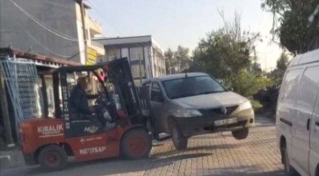 Yolu kapatan otomobili forkliftle kaldırıp kenara bıraktı