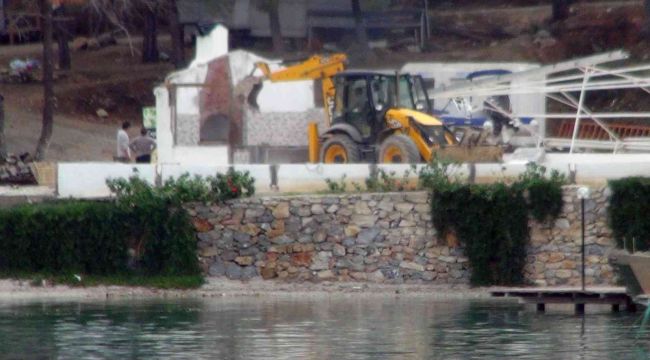 Akbük koyunda yıkımlar tekrar başladı