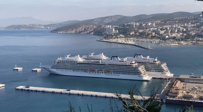 İkiz gemiler Kuşadası'na bin 200 yolcusuyla geldi