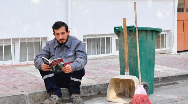 Temizlik işçisi unutamadığı aşkı için kitap yazdı