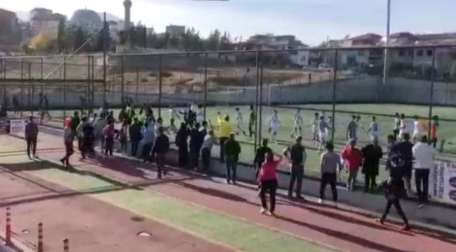 Yeşil sahada futbolcular boksöre dönüştü