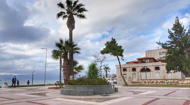 Çeşme Meydanı'nındaki kaçak yapılar yıkıldı