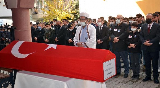 Denizde cesedi bulunan astsubay askeri törenle defnedildi