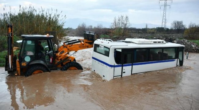 Derede kalan midibüsteki 18 kişi kurtarıldı