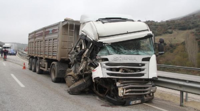 Freni tutmayan TIR konvoya daldı: 2 yaralı