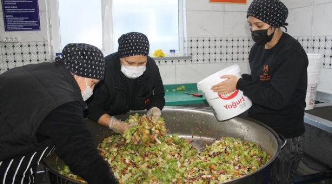 Gıda Bölümü öğrencileri 1250 öğrenciye yemek hazırlıyor