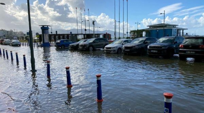 Konak'ta deniz taştı, iş yerlerini su bastı