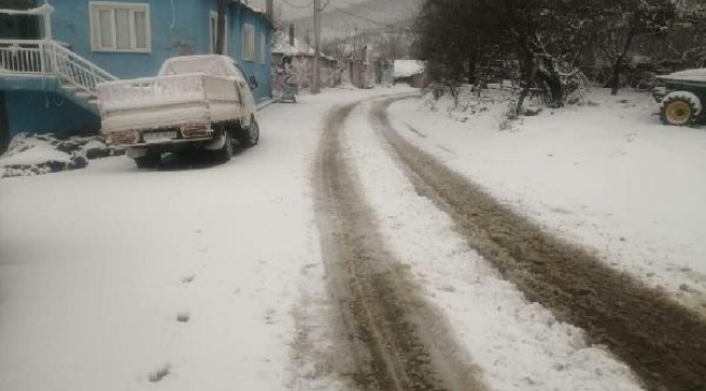 Manisa'nın kırsal 8 mahallesinde ulaşıma kar engeli