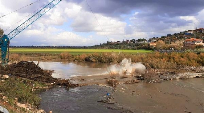 Molozlardan temizlenen Menderes'te balıklar nefes alacak